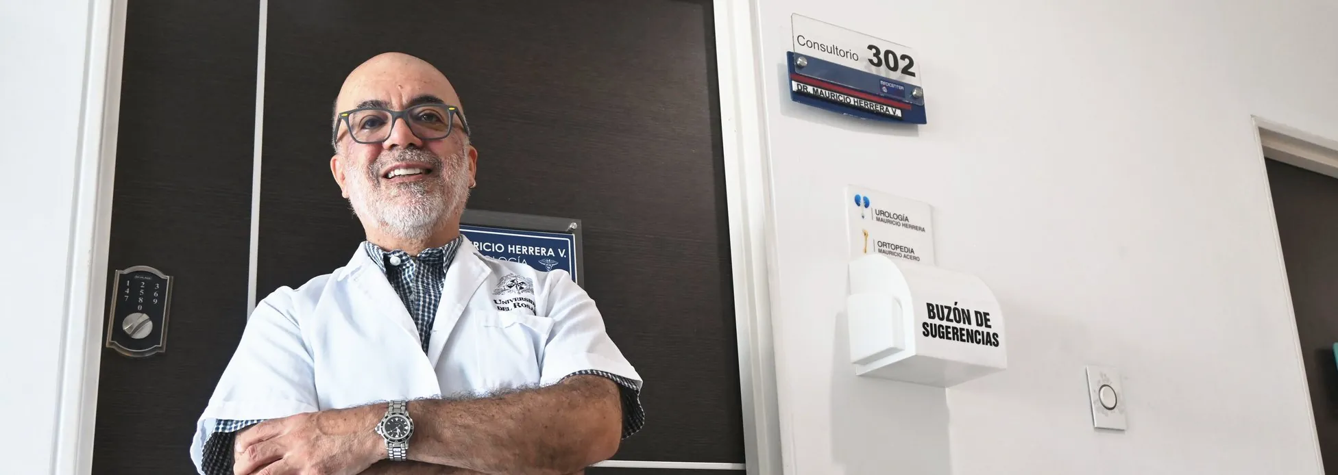 El Dr. Mauricio Herrera en la puerta del consultorio 302, en Yopal